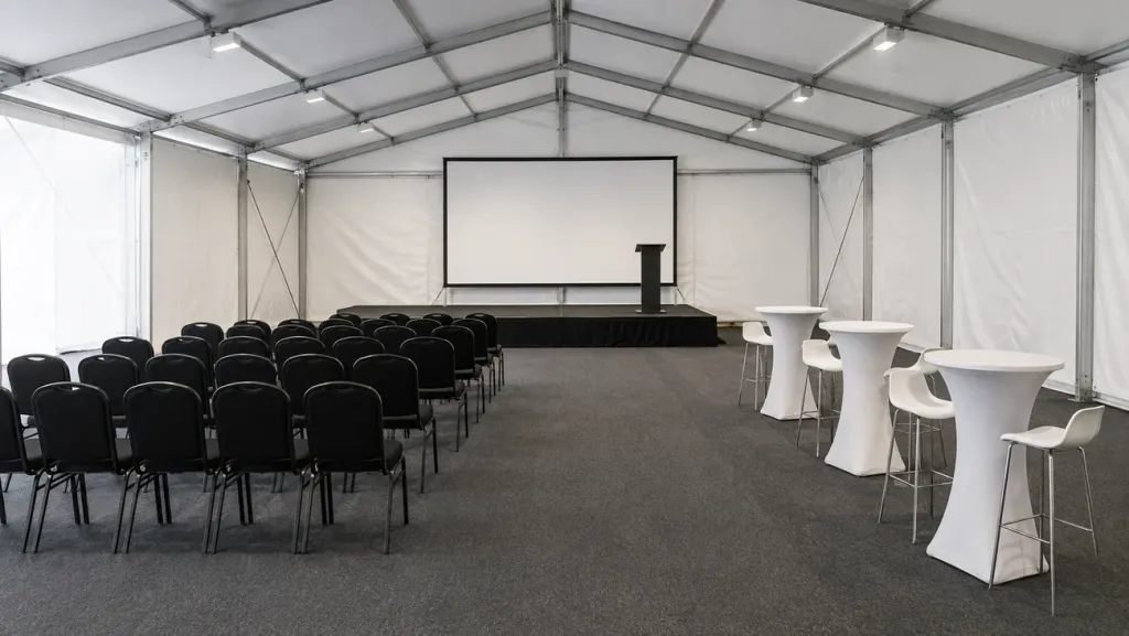 Hala namiotowa na event firmowy – jak dobrać powierzchnię i wyposażenie
